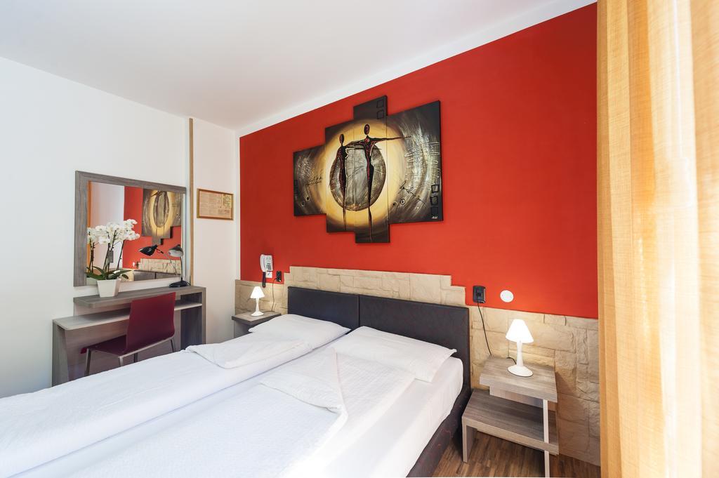 Hotel Garni Ischia Малчезине Стая снимка