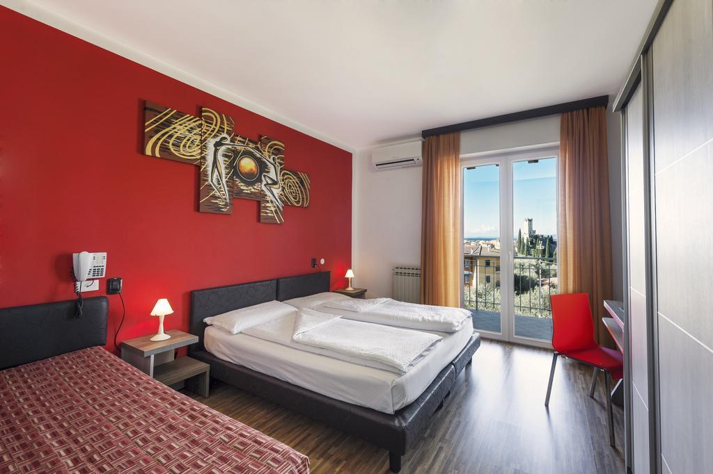 Hotel Garni Ischia Малчезине Стая снимка