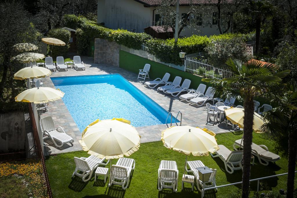 Hotel Garni Ischia Малчезине Екстериор снимка
