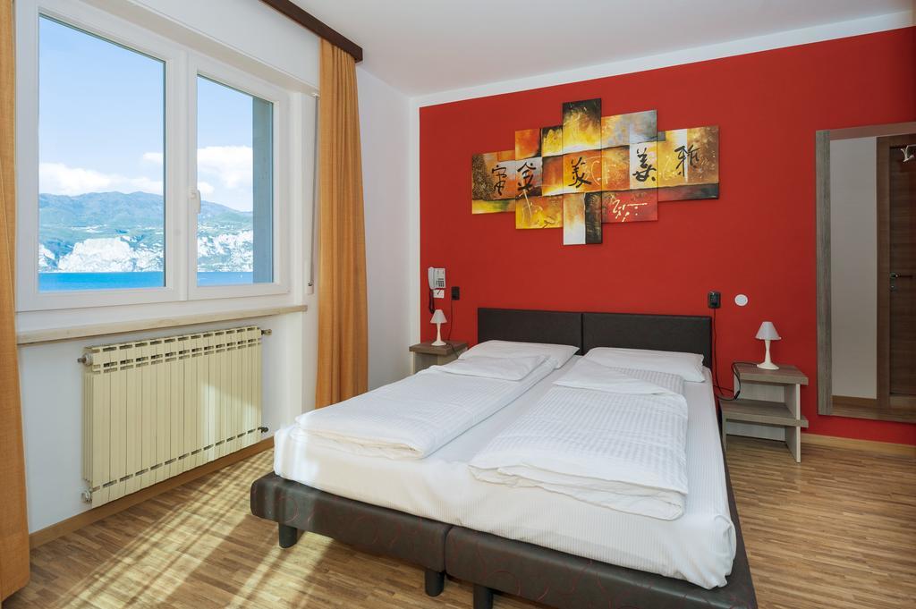 Hotel Garni Ischia Малчезине Стая снимка